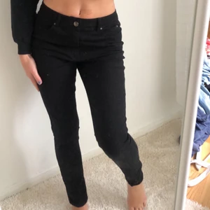 Lågmidjade jeans - Svarta lågmidjade jeans! Supersnygga! Säljer då dom är lite stora i midjan