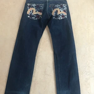 evisu jeans - säljer dessa skit snygga evisu jeans köpt secondhand. köpte dom secondhand så vet inte om dom är äkta eller inte.  Säljer på grund av att dom tyvärr inte passar mig. Dom sitter perfekt i längden för någon som är cirka 170 cm<3 skriv om ni har frågor! Om fler är intresserade så  buda💕köparen står för frakten