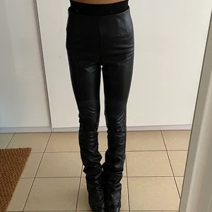 Skinnbyxor med bootcut  - Bootcut skinnbyxor från zara. Dragkedja på sidan. De har en slits längst ner, som man kan ta upp och ned. Stl XS, men för långa på mig i min mening. Jag är 164 cm.