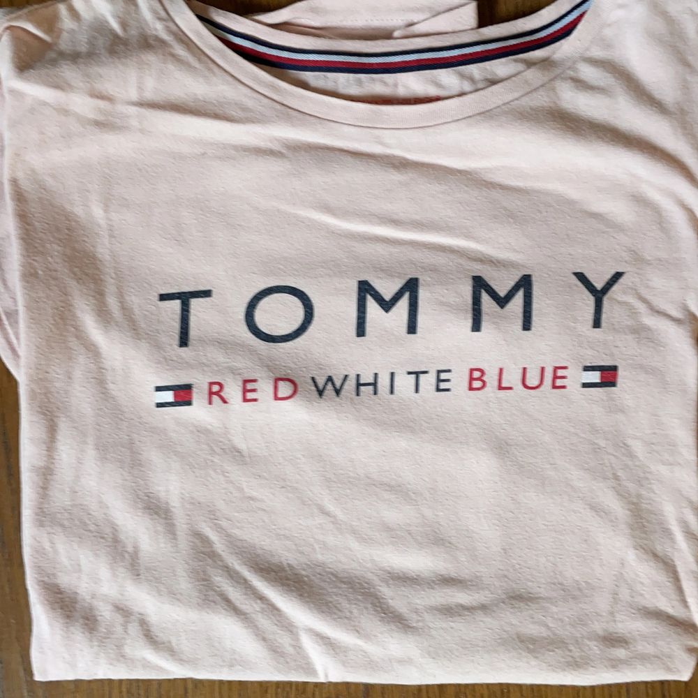 følelsesmæssig Footpad nogle få Tommy Hilfiger t-shirt | Plick Second Hand