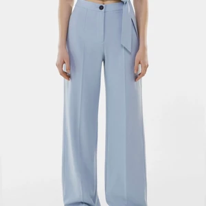 wide leg byxor - sååå fin byxor från bershka som är knappast använt storlek 32💕 köparen står för frakten 72kr💕