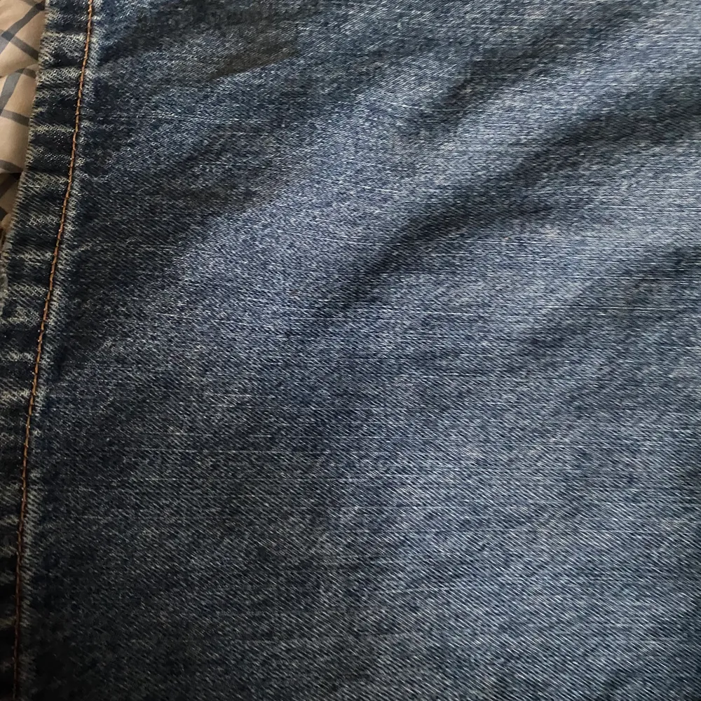 Fina utsvängda mörkblå jeans. St. 34-24!                            Fin passform, bredare ben. Relativt smala i midjan, fin blå färg. Lite slitna (pris + frakt) . Jeans & Byxor.
