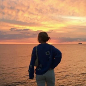 Blå stickad tröja - Säljer min blå stickade tröja från Carin Wester i storlek M. Perfekt för hösten eller kallare sommarkvällar ❤️ Nypris: 399kr 