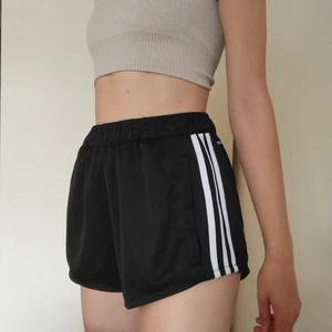 Adidas shorts - Adidas byxor omsydda till shorts. Storlek S/M. Skickar fler bilder om det önskas ✨ Går att dra åt i midjan. 