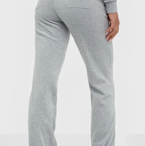 Helt nya Juicy Couture byxor  - Juicy Couture byxor i storlek small. Aldrig använd/ helt ny. Köpt för 1000kr. Fortfarande packade i orginal påsen. 