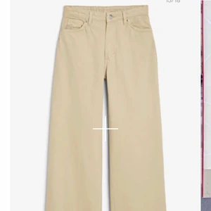 Beiga vida jeans - Säljer mina jättesnygga beiga jeans från monki i modellen Yoko då dom inte är min stil längre. Supersnygga och i väldigt bra skick. Jag står för frakten💕💕