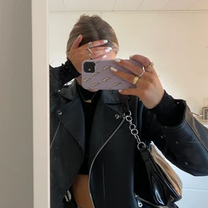 Svart väska - Super snygg väska som passar till allt och är super rymlig! Kan mötas upp i Uppsala 