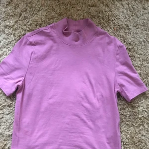 Hm t-shirt polo - T-Shirt polo använd endast 1 gång. Mer rosa än bilden visar. Söt halvpolo. 