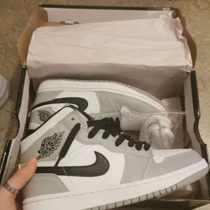 Jordan 1 mid Light smoke grey - Helt nya alldrig änvant dom storlek 37 köpte dom för 4000kr jag kan frakta men då står du på kostnaden☺️