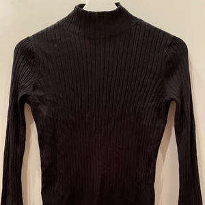 Esprit svart tröja - Svart tröja från Esprit, storlek S, tight sittande, lite hög i halsen.