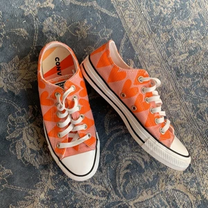 Converse  - Säljer mina Converse! Använda 1 gång🧡 dem är så feta!