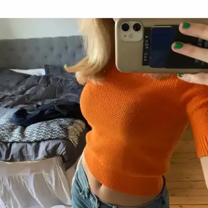 (Lånade bilder) säljer denna tröja från zara!! Färgen är lite starkare i verkligheten så kan skicka egna bilder om så önskas. Storlek M men passa bra på S.