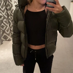 Mörkgrön dun jacka från Calvin Klein  - Mörkgrön jack dun jacka från Calvin Klein i storlek S. Skriv privat om ni vill ha fler bilder. Buda i kommentarerna! Köp direkt för 600+frakt