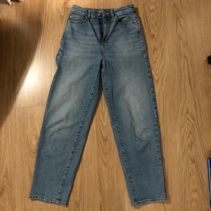 Straight ancle / mom jeans XS - XS men ganska små i storleken så kan vara tighta i midjan för dig som brukar ha XS. Använda men i bra skick, dock 3 pyttesmå vita prickar på vänstra låret som var där från början. Fraktkostnad tillkommer, 66 kr. 💕 (priset kan såklart diskuteras)