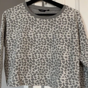 Magtröja i sweatshirtmaterial  - Kort tjockare tröja med fint mönster