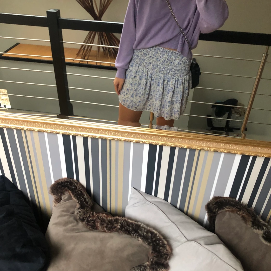 Stickad tröja och en smockad volangkjol