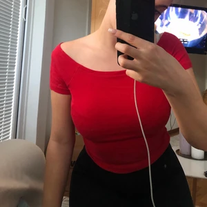 RÖD T SHIRT - en röd t shirt från urban classics i storlek s ❤️