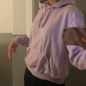 Hoddie  - Skön hoddie från hm. Köpte förra året men har blivit för liten för mig. Använd bara ett par få gånger 