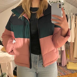 Hollister, storlek S - Detta är en puffer jacka från hollister i väldigt bra skick! Jackan fungerar som både höst och vinterjacka enligt mig :)) Storlek S. 