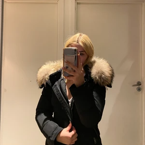 Pälsjacka Cedrico - Använd ett fåtal gånger i vintras, ser fortfarande ut som ny. Köpt på johnells för 4500kr då den var på rea, nypris är egentligen 8500kr men säljer för 3500kr. Säljer på grund av att den inte kommer till användning längre då de ej är min stil. Pälsen är äkta kanin och tvättbjörnspäls och själva jackan är dunjacka. Super varm och skön till vintern.