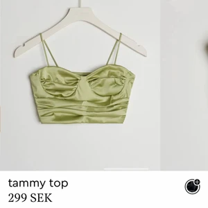 Tammy topp . Grönt satin linne - Ett grönt satin linne, helt nytt kostar 299kr ny och säljer för 140kr inklusive frakt, tycker den är super fin men säljer den för tycker inte om hur jag ser ut i den. 