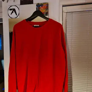Röd weekday sweatshirt. Har ägt den länge, men aldrig hittat någon användning för den :/