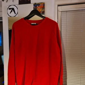 Weekday sweatshirt  - Röd weekday sweatshirt. Har ägt den länge, men aldrig hittat någon användning för den :/
