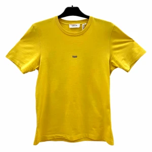 Helmut Lang t-shirt - En gul Helmut Lang t-shirt i storlek S som min vän gav till mig på min födelsedag för ett år sedan. Den är helt slutsåld i deras hemsida och den går inte längre att få tag på från den officiella butiken. Jag har endast burit den några få gånger och den är i princip i nyskick. Meddela mig gärna om ni har frågor eller vill se hur den sitter på etc. Jag kan frakta den eller mötas upp i Stockholm.