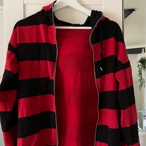 Randig zipup - Röd och svart randig zipup💕