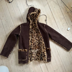 2-1 leopard brun pälsjacka - (Fler bilder kommer!)SÅ fin vändbar fuskpälsjacka i leopard och brunt!! I väldigt bra skick, köpt på Humana men knappt använt själv! Perfekt för höst & vinter❤️‍🔥 vid flera intresserade startar jag budgivning!