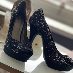 Skor i storlek 37 - Snygga klackskor passar till fest är i bra skick säljes pga används inte längre. 