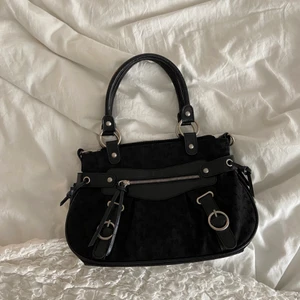 Väska - Säljer denna coola vintage väskan som är i super fint skick!💕