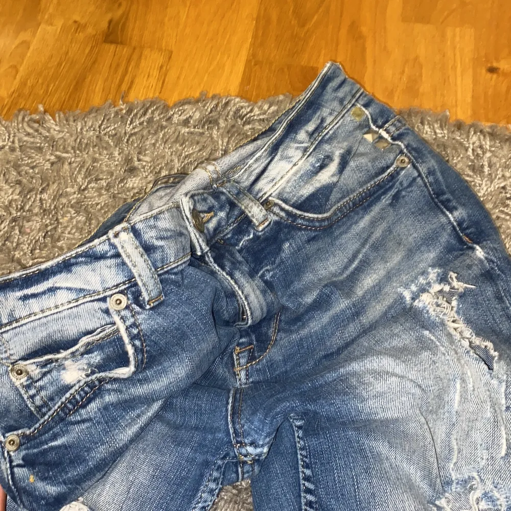 Jättecoola Jeans i bra skick. Storlek 36. Säljes för 75 kr. PM för mer info och bilder🖤. Jeans & Byxor.