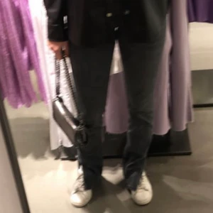 Zara jeans - Raka grå jeans med slits från zara. Långa på mig som är 168cm lång. Lite slitningar längst ner bak men inget man tänker på. 🌟 storlek 38 men skulle säga att dom passar 36 också