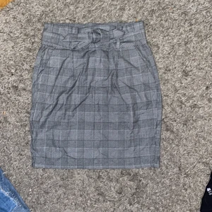 Fin kjol - Jättefin kjol som passar perfekt till både vardag och fina tillfällen. Aldrig använd🥰 