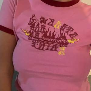 En supersnygg rosa/röd t-shirt som jag älskar😭 Den är storlek S men passar nog mindre och större beroende på hur man vill att den ska sitta. Säljer för att jag använder den för lite💋 köparen står för frakten