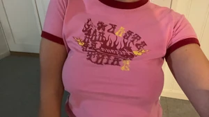 Rosa babytee - En supersnygg rosa/röd t-shirt som jag älskar😭 Den är storlek S men passar nog mindre och större beroende på hur man vill att den ska sitta. Säljer för att jag använder den för lite💋 köparen står för frakten