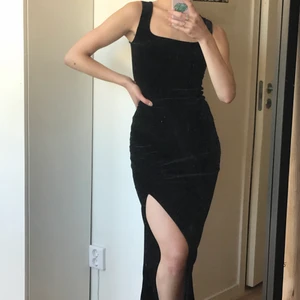 Svart långklänning i sammet  - Lång svart klänning i sammet 🖤