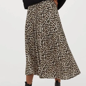Kjol leopard - Leopardkjol. Så fin men använder aldrig. Storlek 36. 15kr. Samfraktar 🌼❤📦 PS hatar att det "förstör" mitt flöde. Men mina egna bilder ger inte kjolen rättvisa! Därför är bild 1 lånad från hm ❣