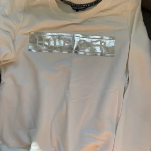 sweatshirt - superfin sweatshirt från tommy hilfiger, fint skick. Köparen står för frakt och pris kan diskuteras