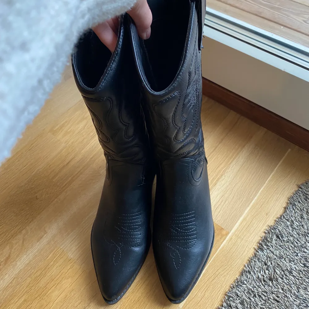 Sjukt snygga cowboy boots som bara är använda 1 (!!) gång😍😍 strl 40 men passar mig som har 39 också . Skor.