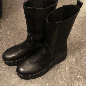 Platform Boots - Platform boots i äkta läder från Pavement, storlek 40/41. Aldrig använda men behandlade med vax så du slipper göra det iallafall. Impulsivköpt i våras men är inte min stil. Kan mötas upp i sthlm. Nypris 1700kr.