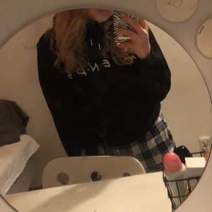 Friends hoodie från h&m - Svart ”friends” hoodie från h&m värd ca 250-300kr, köpt för några månader sedan men bara andvänts ett fåtal gånger. Den har bra skick och är inte skadad på något sätt.