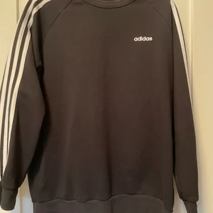 Adidas sweatshirt i superskick - Säljer min adidas sweatshirt som är använd Max 3-4 gånger. Mycket bra skick. Är i storlek M.