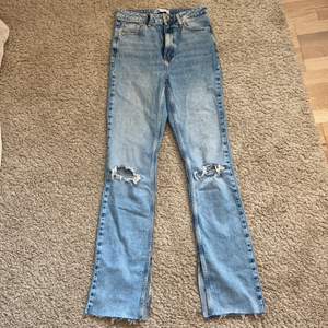 Aldrig använda jeans från zara. Säljer för jag ångrat mig. Köpte för 359kr , o som sagt aldrig använt dom 