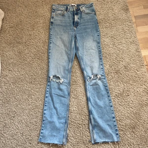 Zara jeas High  Rise slim flare - Aldrig använda jeans från zara. Säljer för jag ångrat mig. Köpte för 359kr , o som sagt aldrig använt dom 