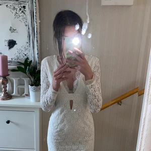 Långarmad klänning  - Säljer min skolavslutnings klänning från bubbleroom.. Då den nu är för stor. Och bara använd två gånger. Så är i nyskick. Endast Swish. Köparen står för frakt. 