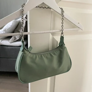 Axelväska  - Axelväska från Mango! Använd fåtal gånger💕