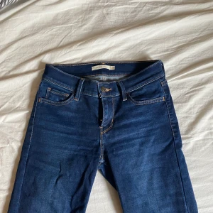 Levis Jeans 710 - Jättefina lågmidjade jeans från Levis. Använda ett fåtal gånger! Deras modell 710 super skinny. Köparen står för frakten.