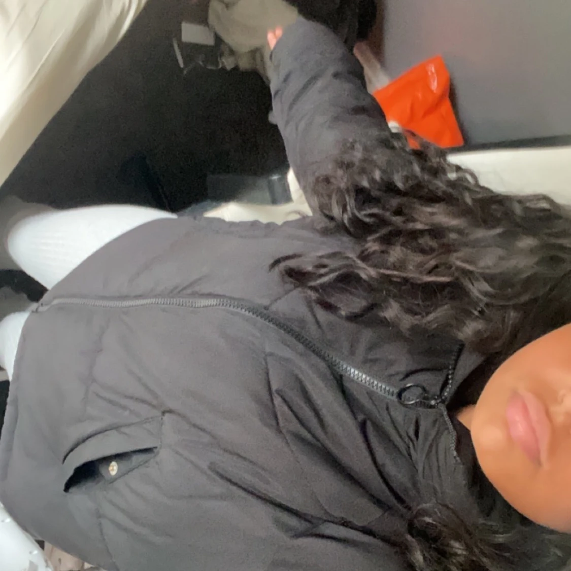 Vanlig svart kroppad jacka för vintern